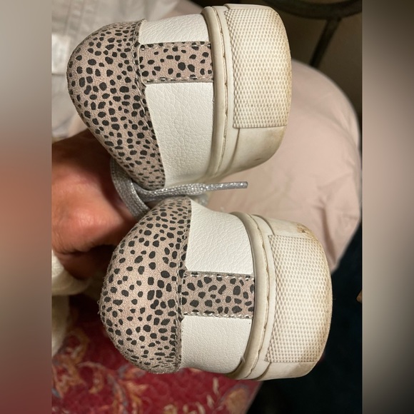 Women’s Universal Thread tennis shoes 8 1/2 - Picture 3 of 7